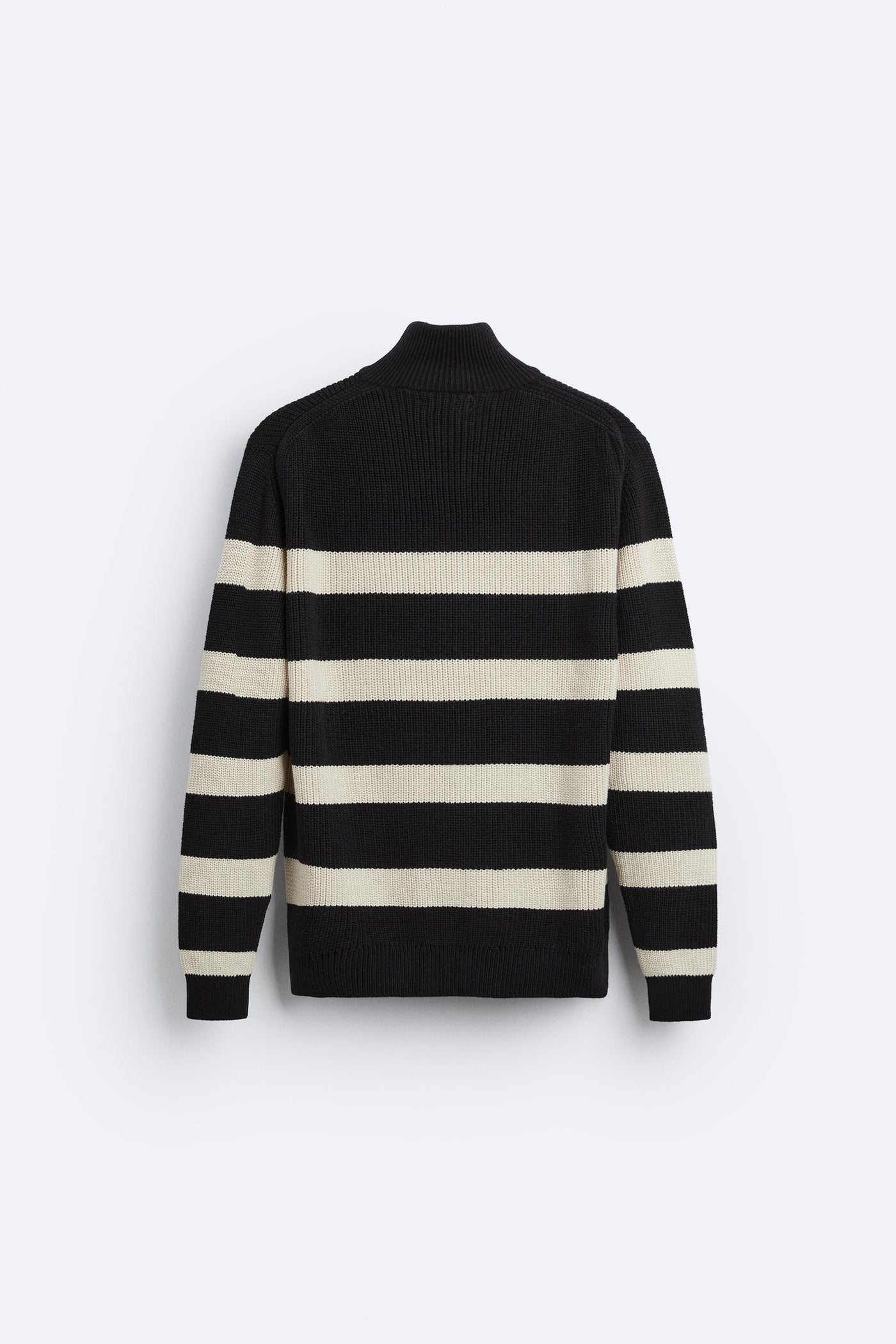 Gestreifter Strickpullover mit Reißverschlusskragen
