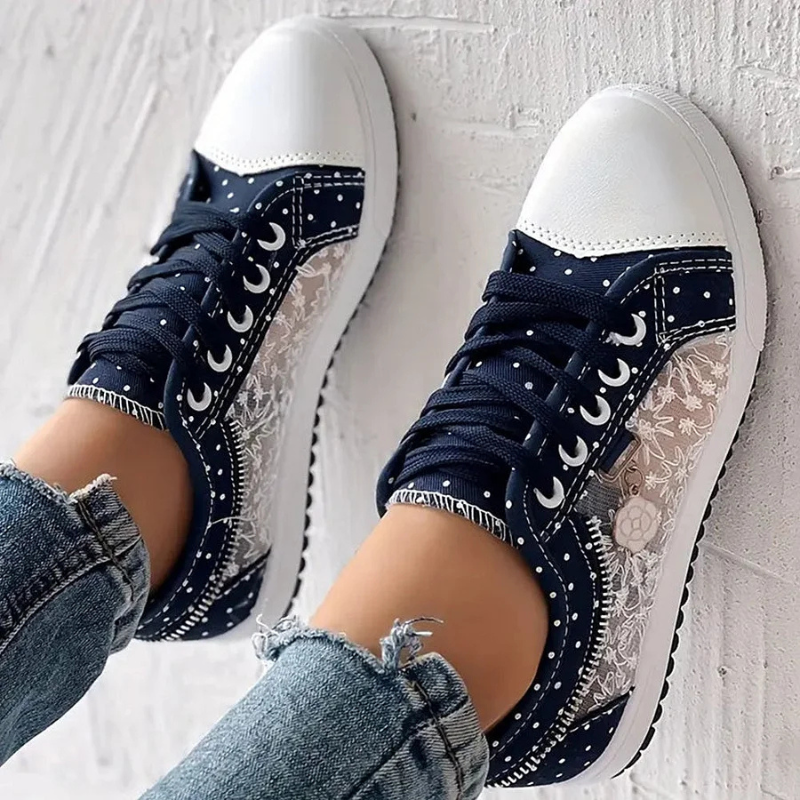 Sneaker mit Mesh-Einsätzen, Blumenstickerei und Zieranhänger