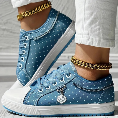 Sneaker mit Mesh-Einsätzen, Blumenstickerei und Zieranhänger