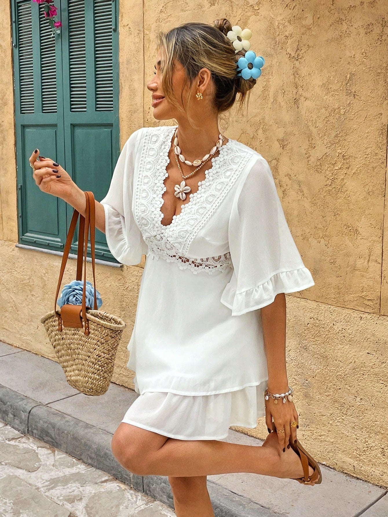 Weißes Boho-Sommerkleid mit Spitze und Volants – V-Ausschnitt & lockerer Schnitt | Zendoo