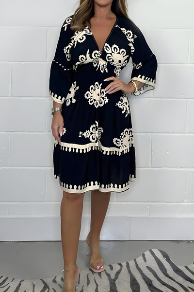 Elegantes Kleid mit Muster und V-Ausschnitt – perfekt für jeden Anlass