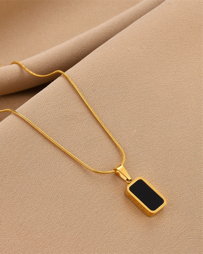 Colton | Halskette mit rechteckigem Anhänger in Gold & Schwarz