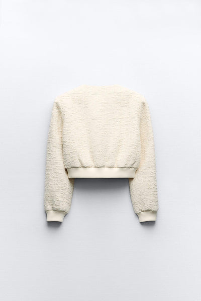 Kurze Bouclé-Jacke mit goldenen Knöpfen