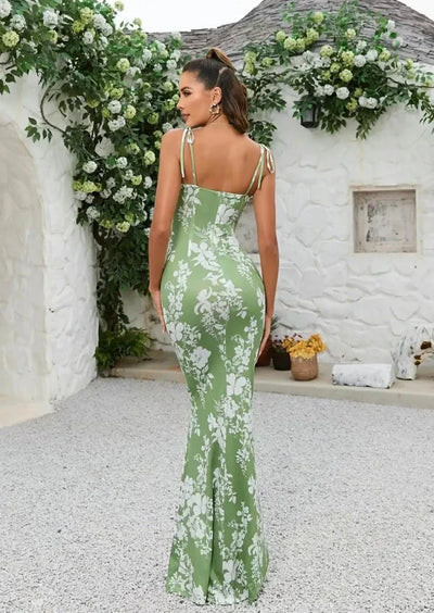 Figurbetontes Maxikleid mit Blumenmuster und Schleifendetails – femininer Sommertraum