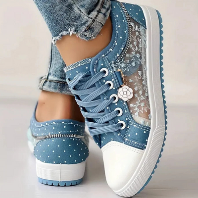 Sneaker mit Mesh-Einsätzen, Blumenstickerei und Zieranhänger