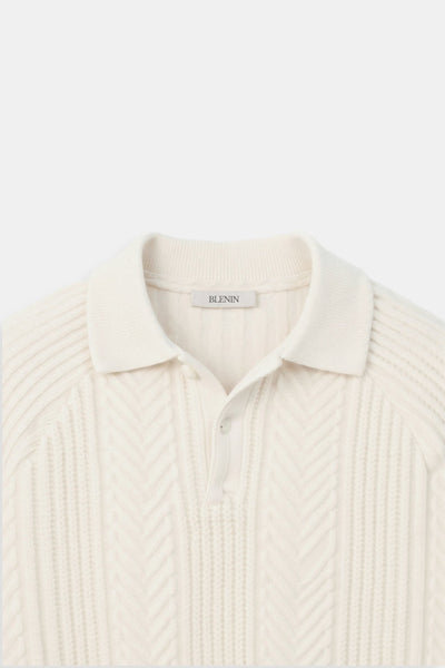Klassischer Zopfstrickpullover mit Polokragen