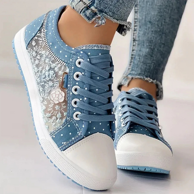 Sneaker mit Mesh-Einsätzen, Blumenstickerei und Zieranhänger