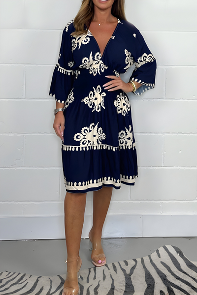 Elegantes Kleid mit Muster und V-Ausschnitt – perfekt für jeden Anlass