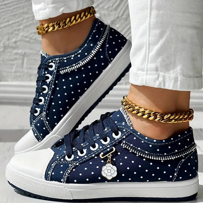 Sneaker mit Mesh-Einsätzen, Blumenstickerei und Zieranhänger