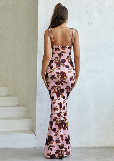 Figurbetontes Maxikleid mit Blumenmuster und Schleifendetails – femininer Sommertraum