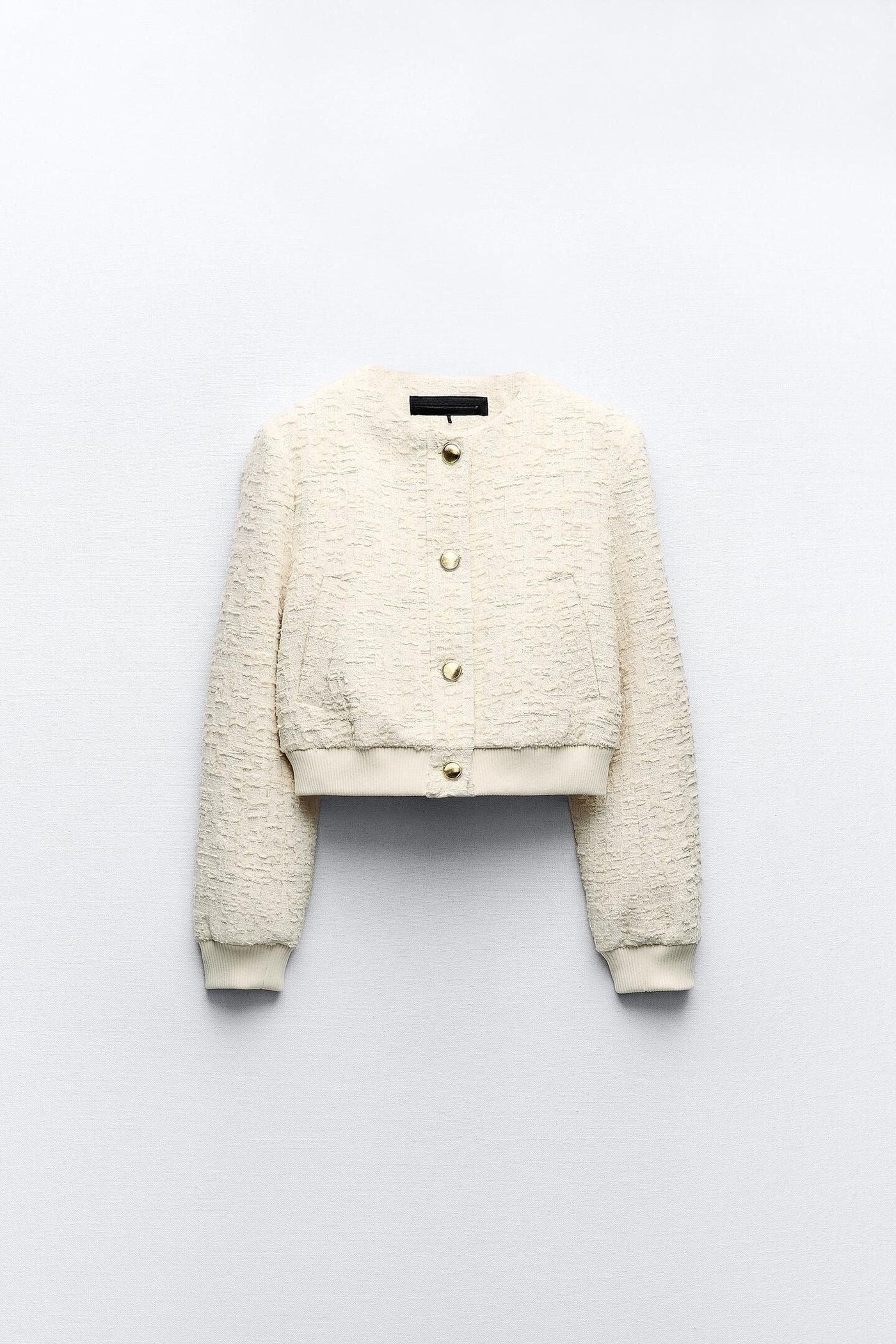 Kurze Bouclé-Jacke mit goldenen Knöpfen