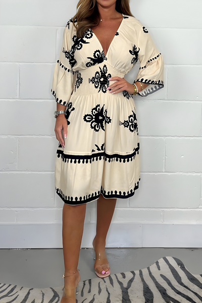 Elegantes Kleid mit Muster und V-Ausschnitt – perfekt für jeden Anlass