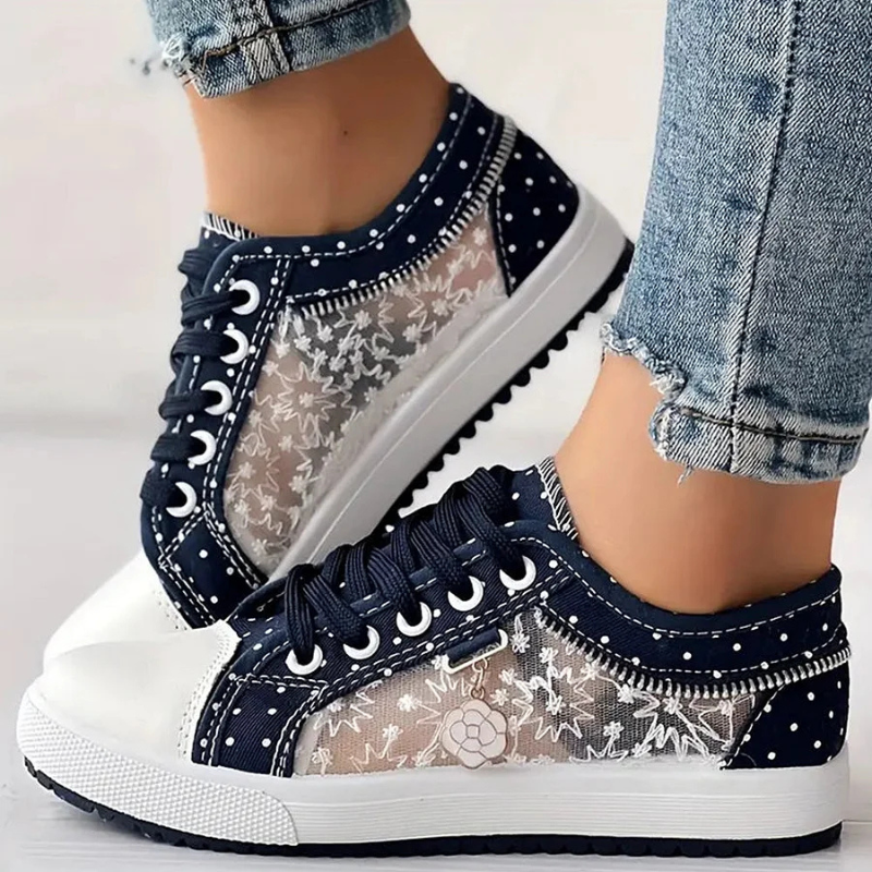 Sneaker mit Mesh-Einsätzen, Blumenstickerei und Zieranhänger