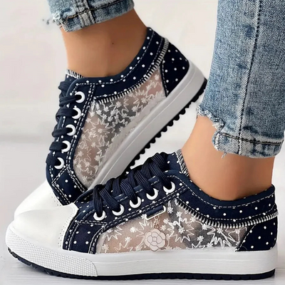 Sneaker mit Mesh-Einsätzen, Blumenstickerei und Zieranhänger