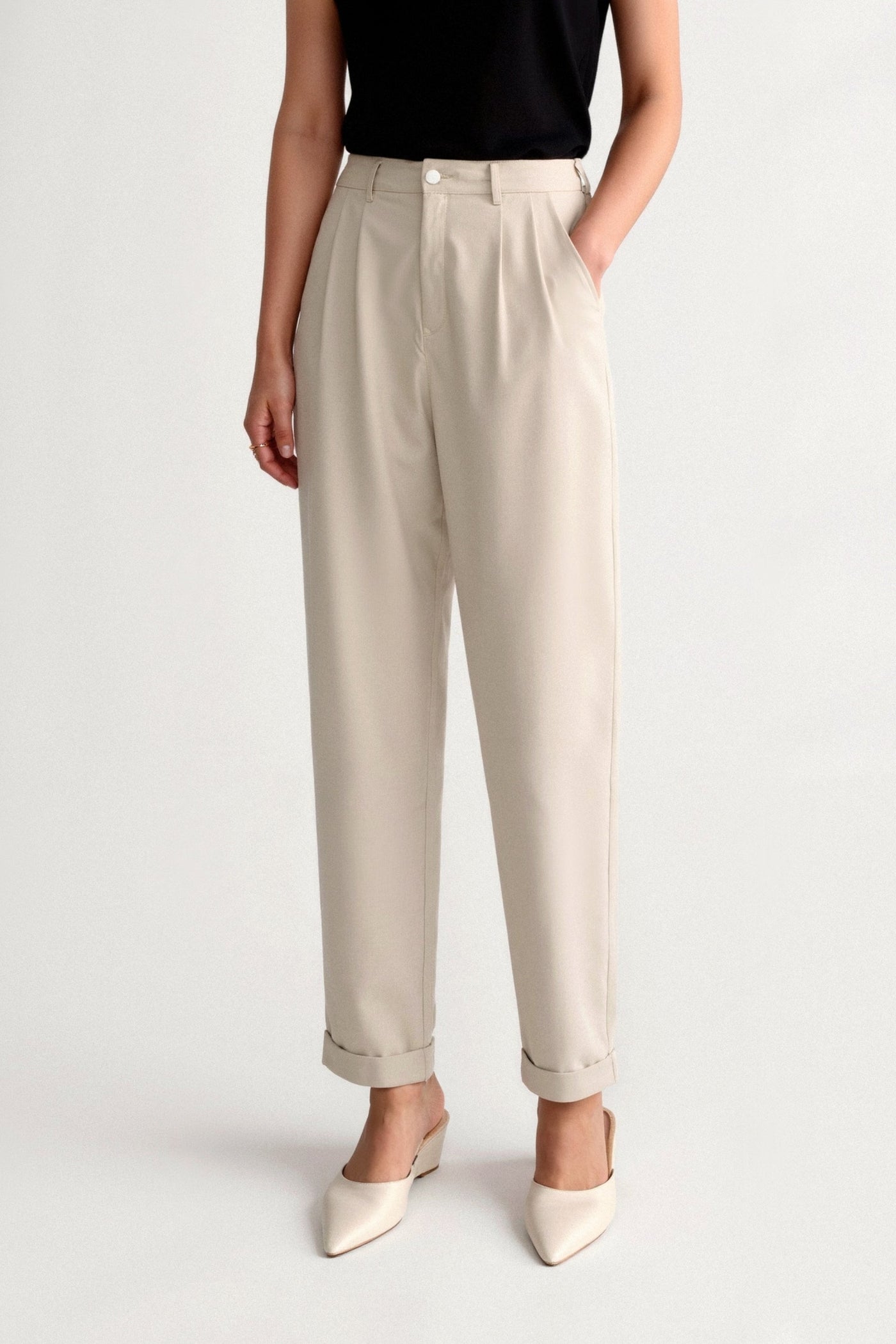 Zeitlose Damenhose mit Bundfalten und umgeschlagenem Saum