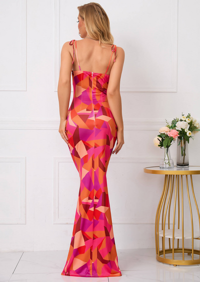 Figurbetontes Maxikleid mit Blumenmuster und Schleifendetails – femininer Sommertraum