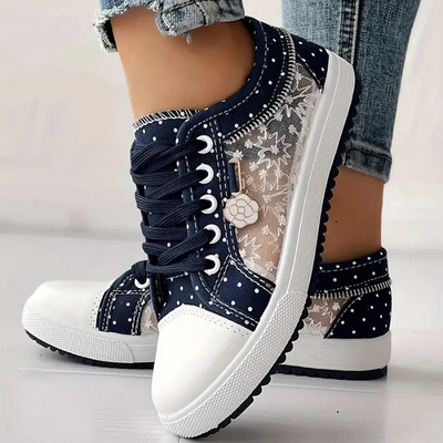 Sneaker mit Mesh-Einsätzen, Blumenstickerei und Zieranhänger