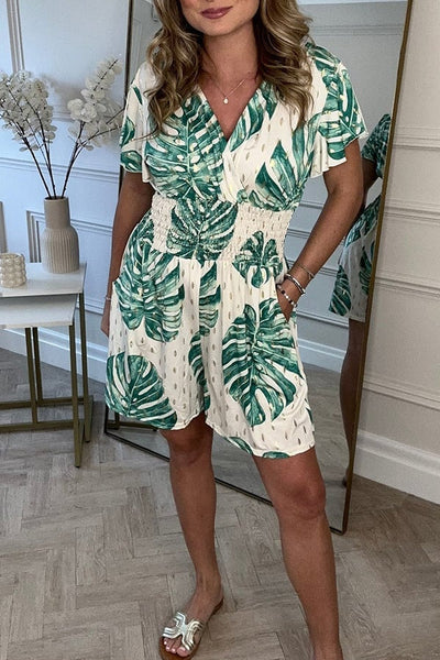 Kurzes Sommerkleid mit tropischem Print & Smoktaille – Luftig & Casual