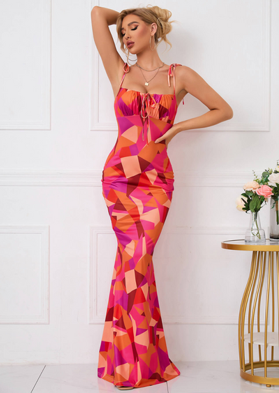 Figurbetontes Maxikleid mit Blumenmuster und Schleifendetails – femininer Sommertraum