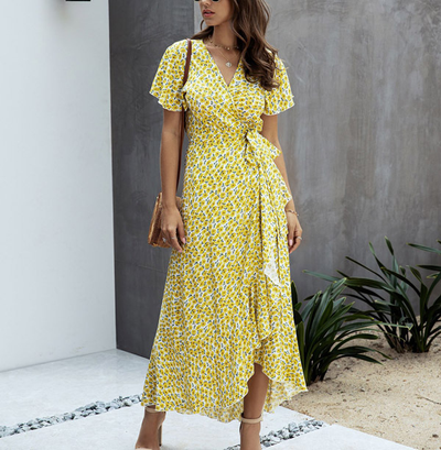 Geblümtes Wickelkleid mit V-Ausschnitt & Rüschen – Sommerlich & Elegant