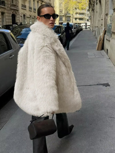 Macy | Weicher Kunstpelz-Mantel im Oversize-Look Zendoo.de