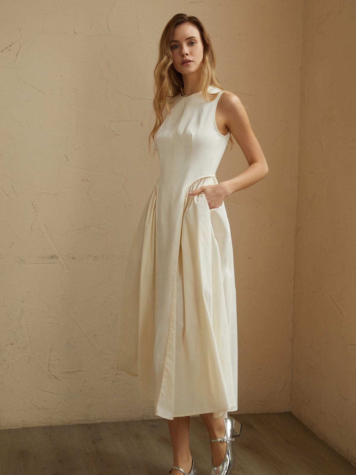 Viktoria | Elegantes Ärmelloses Sommerkleid mit Plissee-Design und Taschen