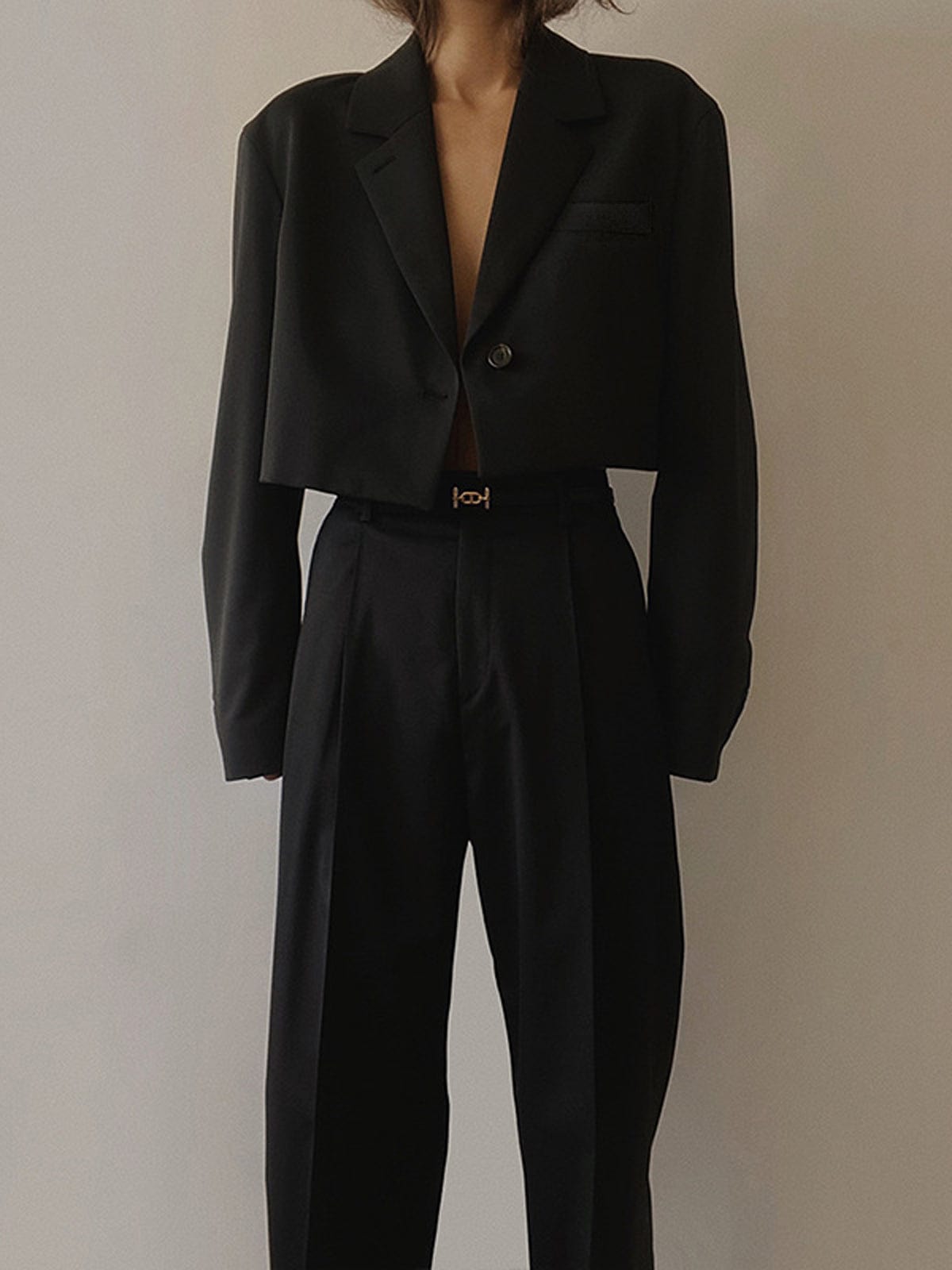 Selina | Trendiger schwarzer Cropped Blazer für Damen als Bürooutfit