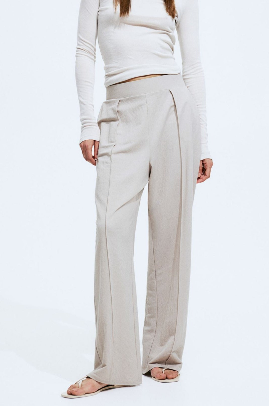 Luftige Damenhose mit weitem Schnitt und Bundfalten