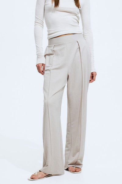 Luftige Damenhose mit weitem Schnitt und Bundfalten