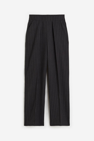 Luftige Damenhose mit weitem Schnitt und Bundfalten