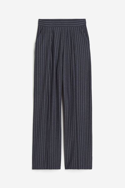 Luftige Damenhose mit weitem Schnitt und Bundfalten
