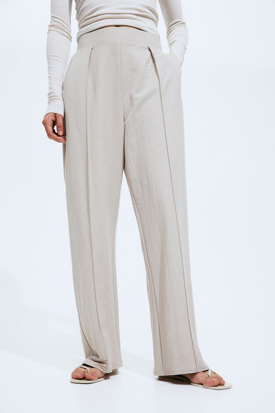 Luftige Damenhose mit weitem Schnitt und Bundfalten
