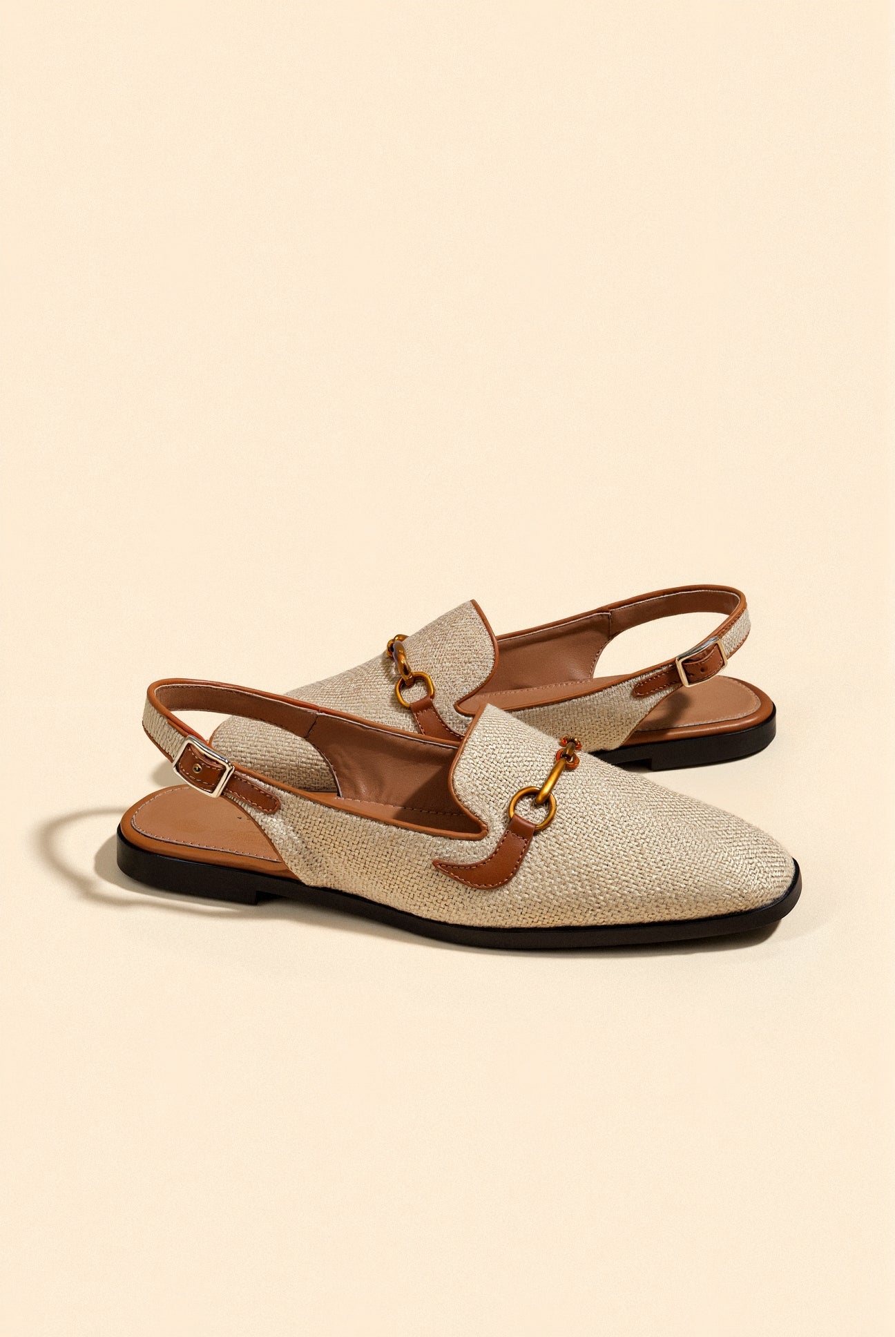 Beige und Braun Slingback-Loafer mit Kettenverzierung