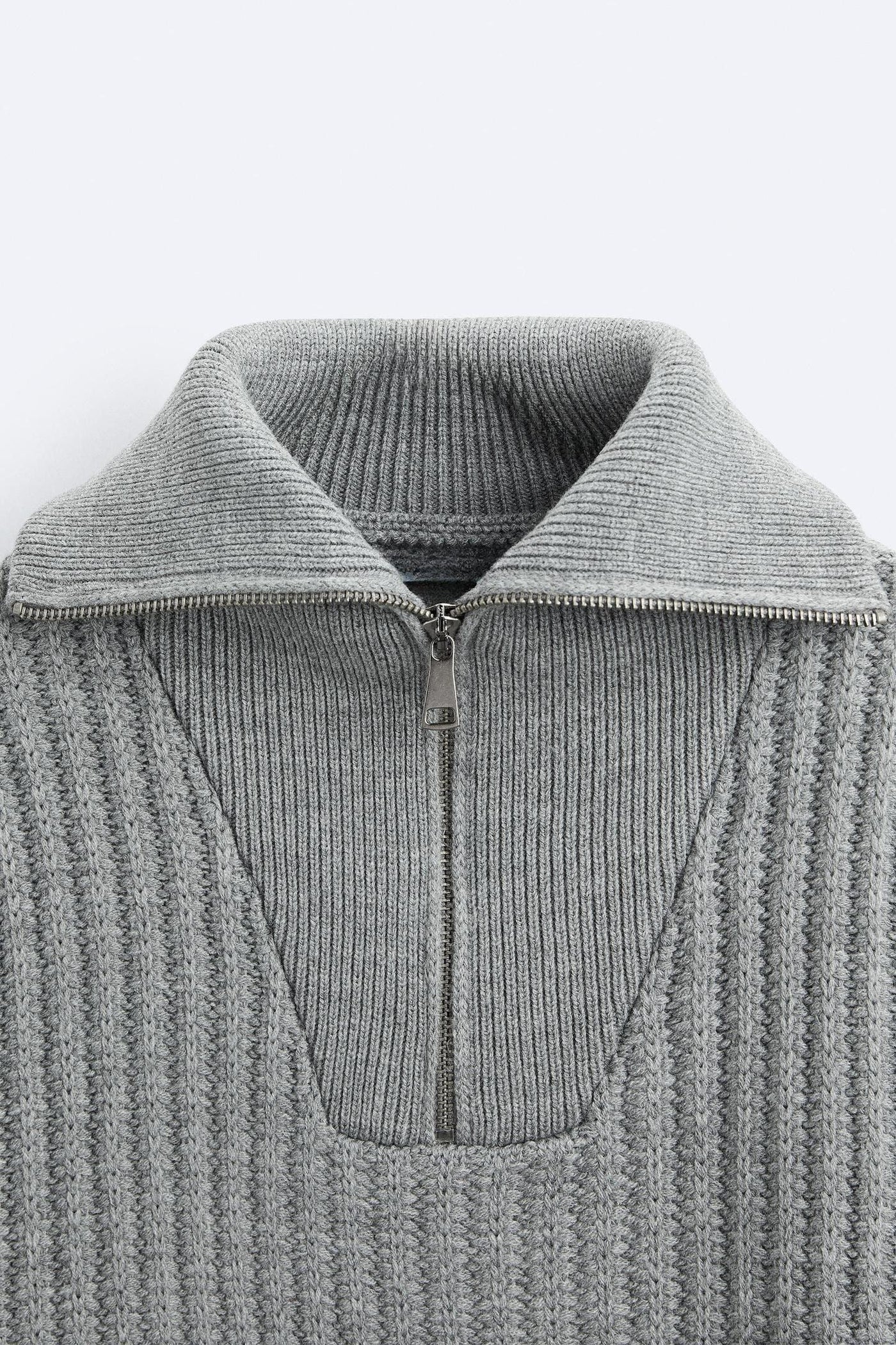 Klassischer Rippstrick-Pullover mit Reißverschluss