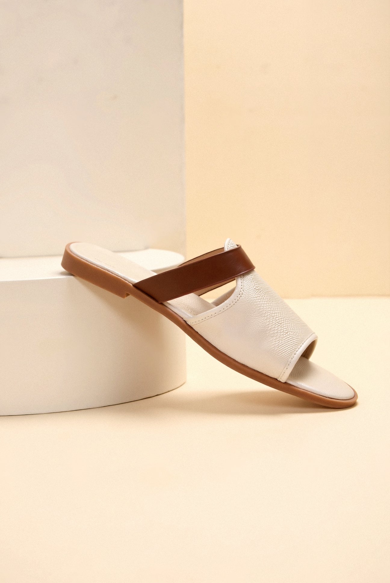 Eleganten Sandalen in Cremeweiß