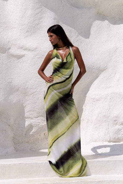 Langes Neckholderkleid mit Wasserfallausschnitt für den Sommer