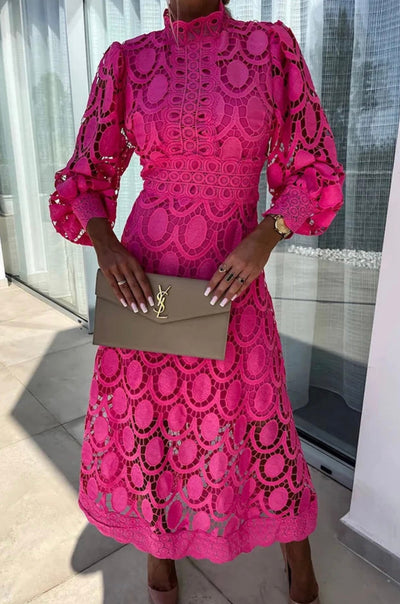 Elegantes Spitzenkleid mit Stehkragen & transparenten Details