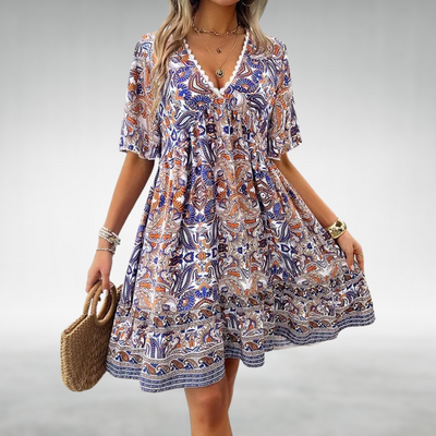 Kurzkleid im Boho-Stil mit V-Ausschnitt und Ethno-Muster