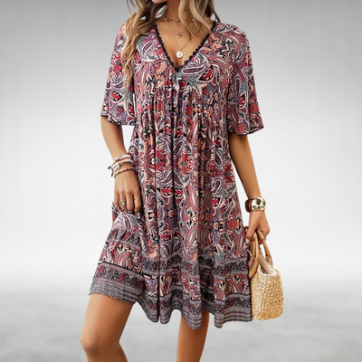 Kurzkleid im Boho-Stil mit V-Ausschnitt und Ethno-Muster