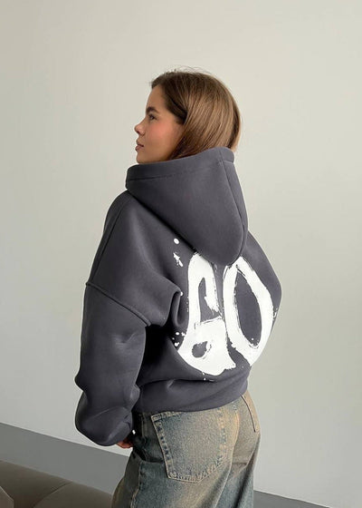 Oversized Hoodie mit abstraktem Rückendruck – Urban, Cozy & Ausdrucksstark
