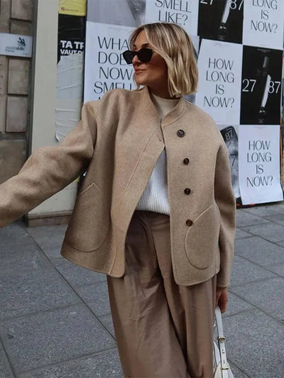 Courtney | Oversized Wolljacke mit asymmetrischer Knopfleiste und großen Taschen