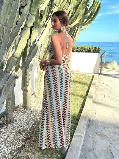 Boho Maxikleid mit Retro-Wellenmuster & Neckholder – Rückenfrei & figurbetont