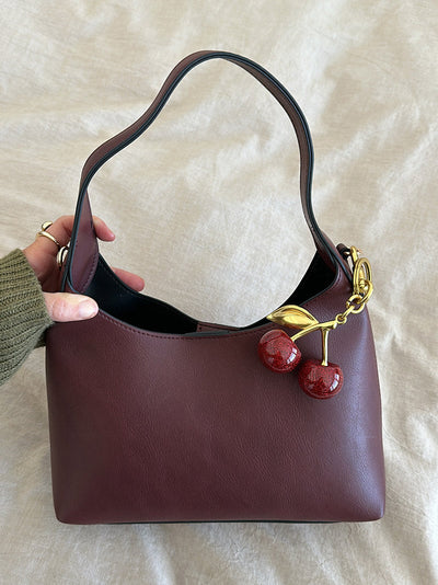 Amelia | Stilvolle Damen-Tasche in Schwarz mit Kirschanhänger – Zeitlos und einzigartig