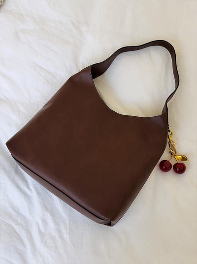 Amelia | Stilvolle Damen-Tasche in Schwarz mit Kirschanhänger – Zeitlos und einzigartig