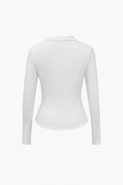 Dominique | Figurbetontes Langarm-Poloshirt mit tiefem V-Ausschnitt und eleganten Knopfdetails