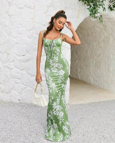 Figurbetontes Maxikleid mit Blumenmuster und Schleifendetails – femininer Sommertraum