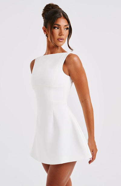 Celina – Weißes Minikleid mit Bubble-Rock & Rückenausschnitt | Elegantes Kleid