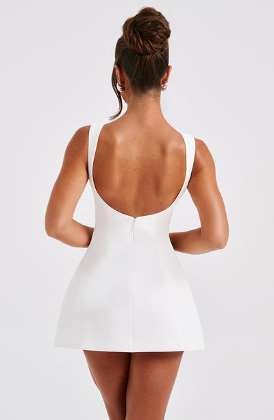Celina – Weißes Minikleid mit Bubble-Rock & Rückenausschnitt | Elegantes Kleid