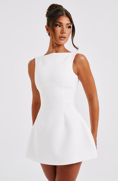 Celina – Weißes Minikleid mit Bubble-Rock & Rückenausschnitt | Elegantes Kleid