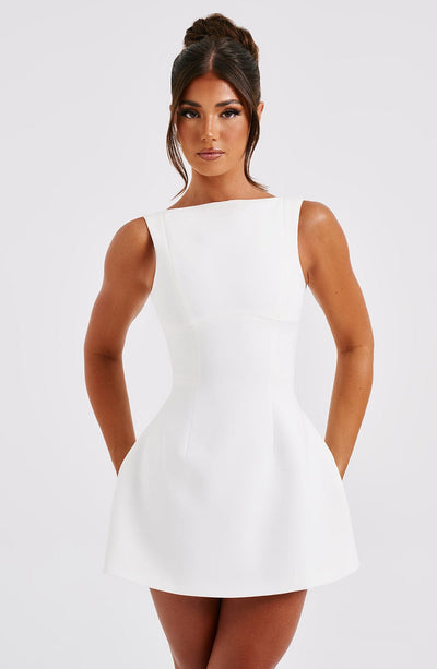Celina – Weißes Minikleid mit Bubble-Rock & Rückenausschnitt | Elegantes Kleid